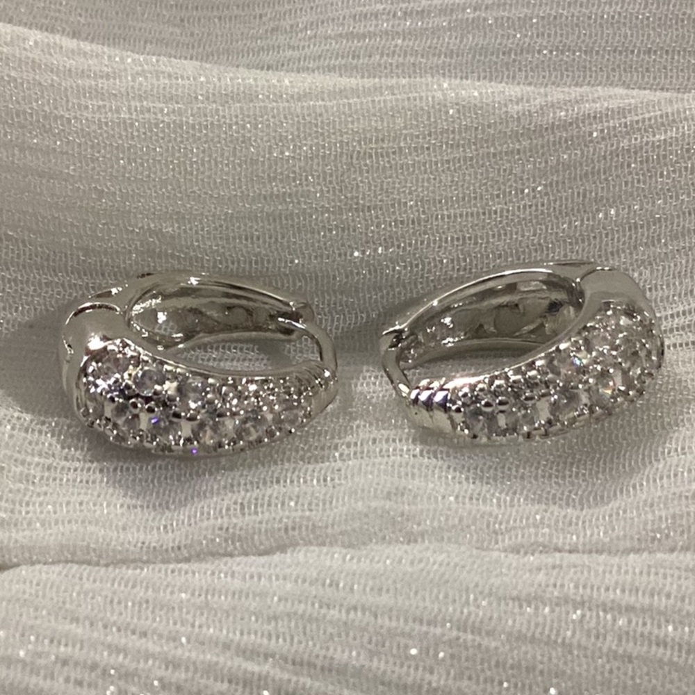 💖 Silver Sparkling Pave Chunky Huggie CHoop Earrings